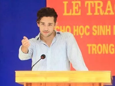 Nữ sinh Việt "phát sốt" vì thầy giáo ngoại quốc điển trai