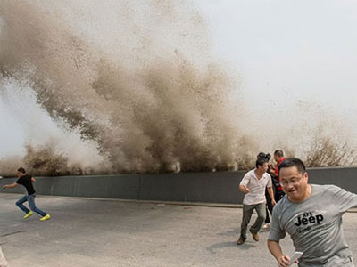 Sóng khổng lồ đập vào đê chắn ở Trung Quốc, du khách bỏ chạy