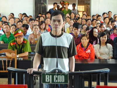 Vợ và người tình bị cáo lao vào đánh nhau giữa tòa