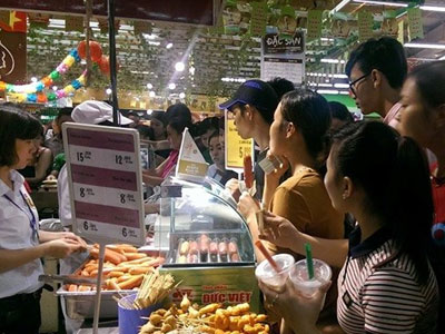 Chen nhau, chờ 30 phút mua xúc xích 14.000 đồng