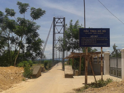 Hàng trăm người truy đuổi tên cướp qua nhiều cây số