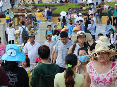 Vào cổng miễn phí, biển người đổ về Đại Nam