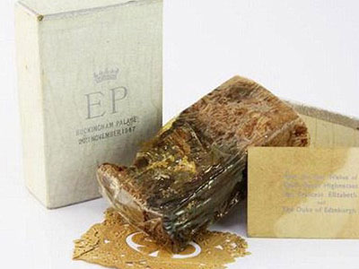 Bánh cưới của Nữ hoàng Elizabeth vẫn ăn được sau… 68 năm