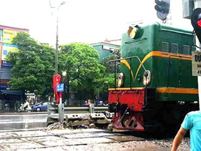 Bị tàu hỏa đâm tử vong vì cố băng qua đường sắt