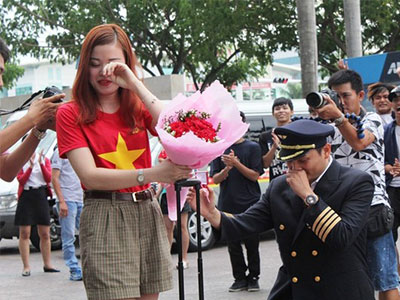 Clip cầu hôn cực lãng mạn của ông trùm hoa hậu với cô tiếp viên hàng không