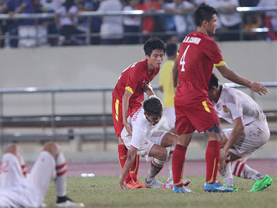 Khán giả Lào cổ vũ hành động đẹp của U19 Việt Nam