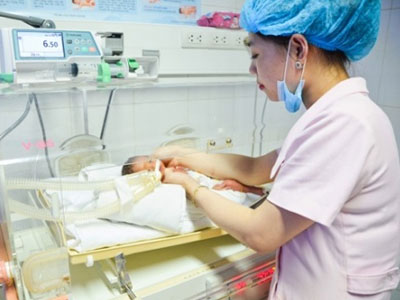 Nghệ An: Sản phụ bị bắn trọng thương được chuyển ra Hà Nội điều trị