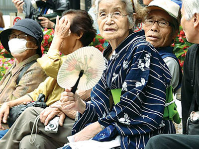 Người 100 tuổi ở Nhật... nhiều quá, chính phủ hết khả năng tặng quà