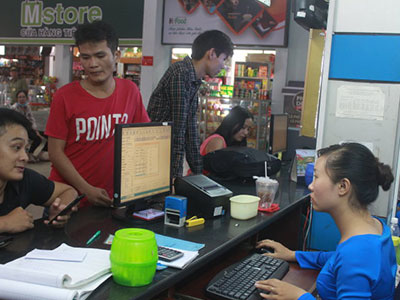 Nhiều người bỡ ngỡ với vé tàu điện tử