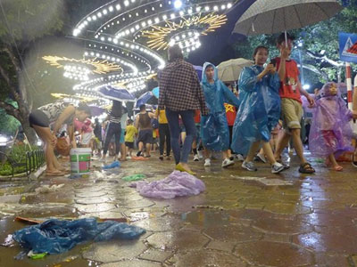 Rác bừa bộn trên vỉa hè hồ Gươm sau đêm pháo hoa