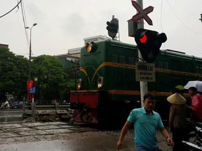 Tàu hỏa tông chết người đàn ông băng qua đường sắt