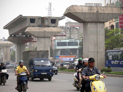Việt Nam nguy cơ chưa giàu đã già và nặng nợ