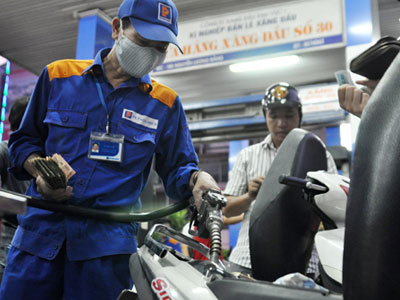 Xăng giảm giá gần 1.200 đồng/lít từ 15h