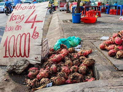 Ào ạt bán tháo thanh long giá rẻ giật mình 2.000 đồng/kg