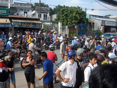 Đánh bà nội, đâm công an rồi cố thủ trong nhà