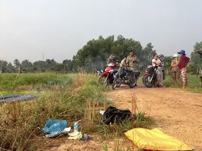 Đi thăm đồng, nhặt được bé trai sơ sinh bị bỏ rơi