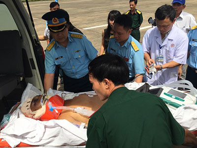 Dùng trực thăng cấp cứu bệnh nhân giập não nguy kịch
