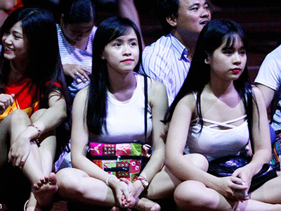 Fan nữ Sài Gòn buồn bã vì trận thua của U19 Việt Nam