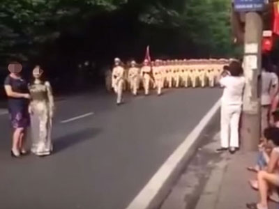 Hai phụ nữ "chặn đường" đoàn diễu binh chụp ảnh bất ngờ lên tiếng
