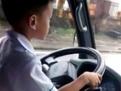 Hoảng hồn clip bé trai lái ô tô chạy băng băng trên đường