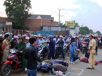 Ngày đầu tiên đi làm, cô gái trẻ bị xe khách tông chết