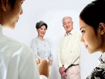 Trắng đêm canh cửa phòng tân hôn vì sợ con trai “quá sức”