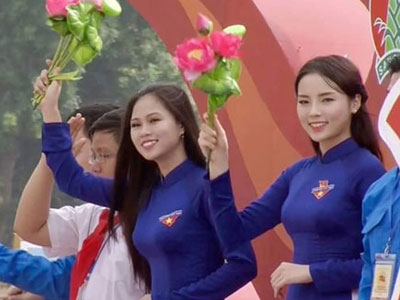 Chân dung cô gái đứng cạnh Kỳ Duyên trong lễ diễu hành 2/9