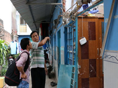 Hàng xóm đau xót không cứu được cháu bé bị bồn nước rơi trúng
