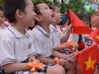 Hình ảnh đáng yêu của các em nhỏ với dải ruy băng trên tay ngày khai trường
