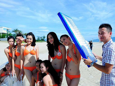 MC Anh Tuấn che nắng cho các mỹ nữ diện bikini