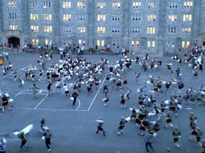 Mỹ: 30 học viên quân sự đổ máu sau trận “gối chiến”