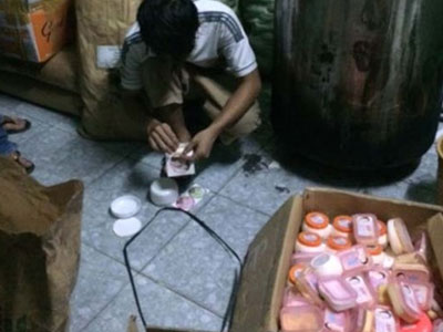 Phát hiện 2 cơ sở sản xuất mỹ phẩm giả cực lớn