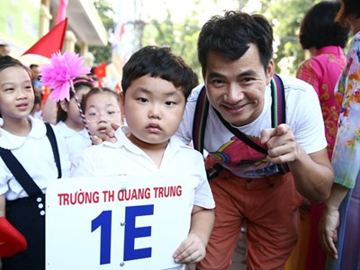 Vợ chồng Xuân Bắc đưa con trai cưng vào lớp 1