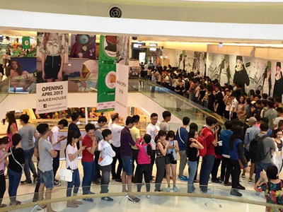 Xếp hàng 8 tiếng chờ khuyến mại 50% ở Sài Gòn