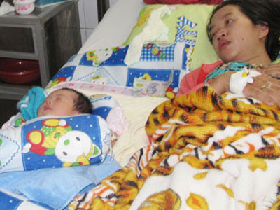 Cảnh sát bắn hạ kẻ dìm bé 12 ngày tuổi xuống nước