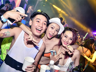 DJ Ty Ty khuấy động 4.000 bạn trẻ trong tiệc bikini