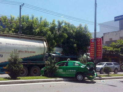 Xe taxi bị xe bồn và xe 7 chỗ đâm húc tơi tả, văng lên dải phân cách