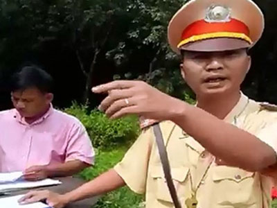 Xuất hiện đoạn clip "bị đòn" vì cự cãi với CSGT