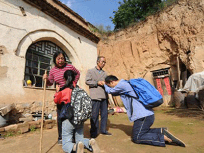Con quỳ lạy cha mẹ trước khi đi học làm lay động dân mạng