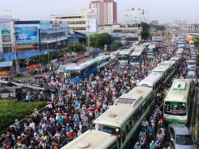 Đèn giao thông chỉ hiện màu đỏ, xa lộ Hà Nội kẹt cứng