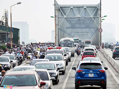 Hàng nghìn xe máy phóng vào làn ôtô trên cây cầu huyết mạch