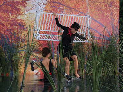 Nhiều thí sinh Next Top bị ngã xuống nước khi chụp hình