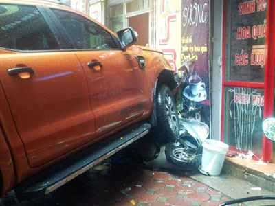 Ford Ranger đè nát Spacy, hàng chục người tháo chạy