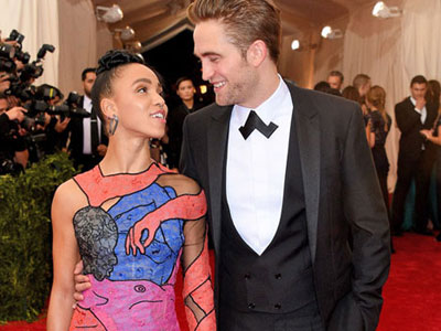 Pattinson và bạn gái hoãn cưới vô thời hạn