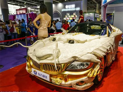 Xế hộp rồng bay được dát 1999 tấm vàng ròng và 30000 miếng xương bò