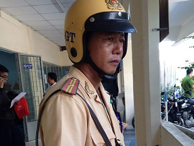 Bắt giam tài xế ở Sài Gòn hất CSGT lên capo