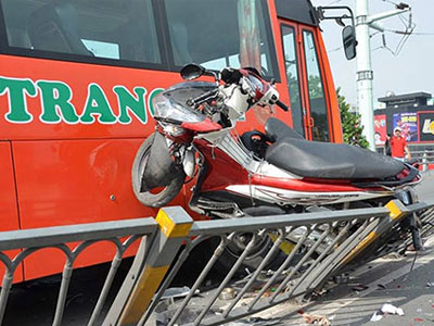 Hiện trường vụ xe khách Phương Trang tông 7 xe máy trên cầu vượt