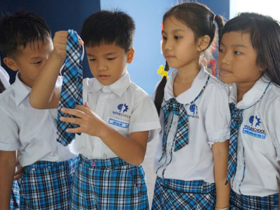 Mẹ chê cà vạt xấu, con bị đuổi học: Nhà trường nói gì?