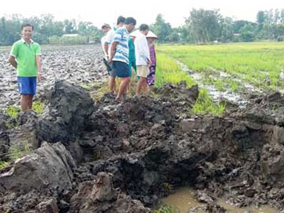 Mưa giông "kích nổ" một quả bom khủng giữa cánh đồng