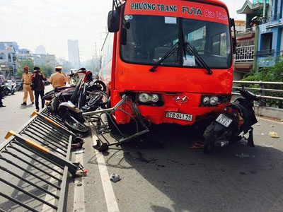 NÓNG: Xe khách Phương Trang tông hàng loạt xe, hất văng 1 phụ nữ khỏi cầu vượt
